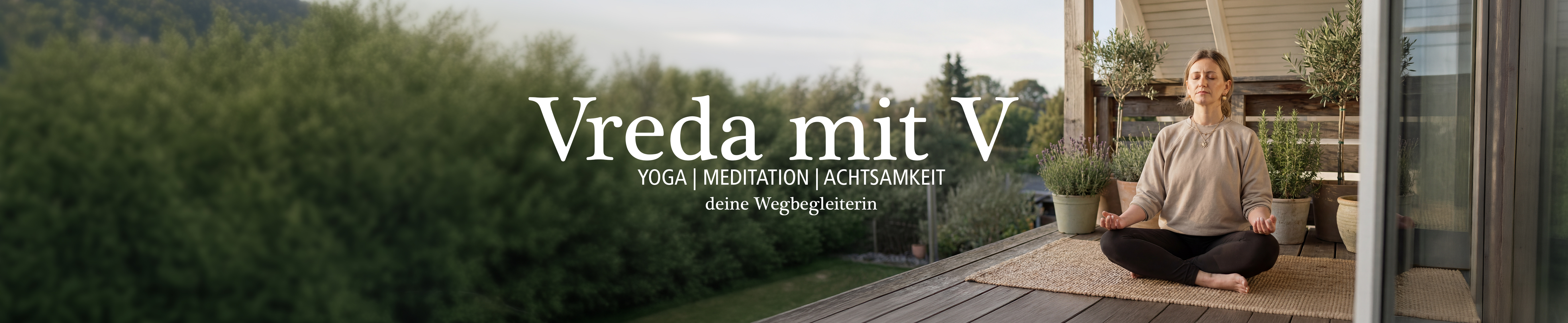 Vreda mit V — YouTube Kanal Banner: Vreda meditiert auf einer Holzterrasse mit Pflanzen, vor sanften Hügeln